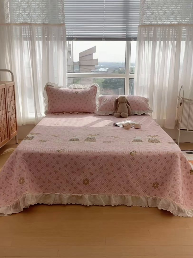 91家纺网 家纺一手货源 找家纺 悦织湾家纺 2026新款印花泡芙棉花边床盖三件套春秋夏秋床罩款三件套轻奢时尚 花边-温馨时光