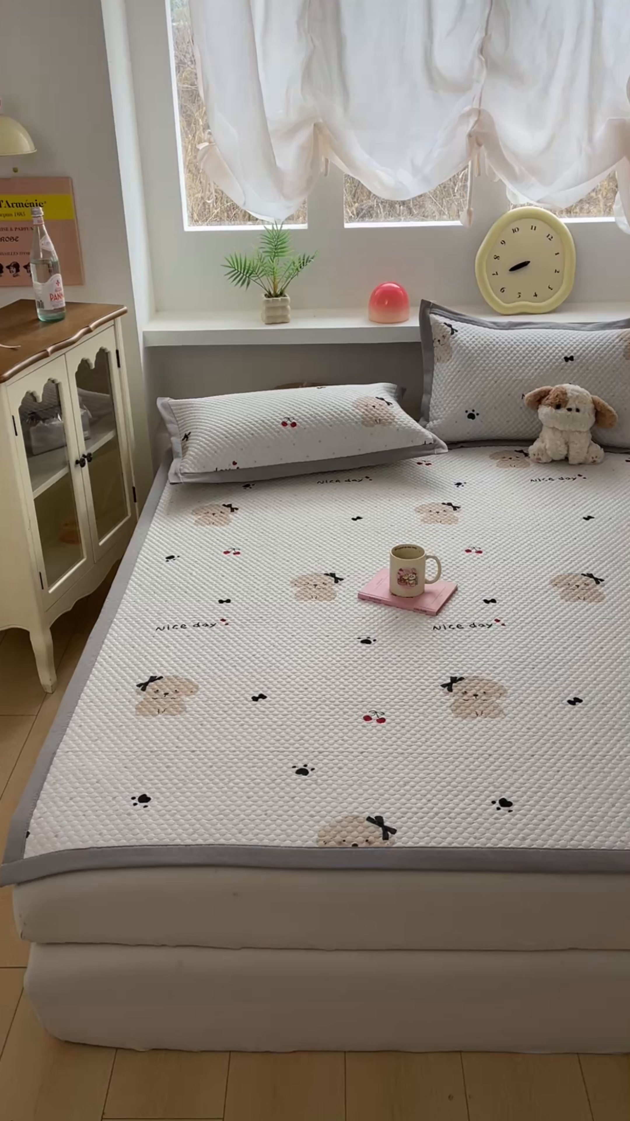 91家纺网 家纺一手货源 找家纺 寐居家纺 2026新款冰豆豆治愈系凉席席子 治愈-樱桃狗灰