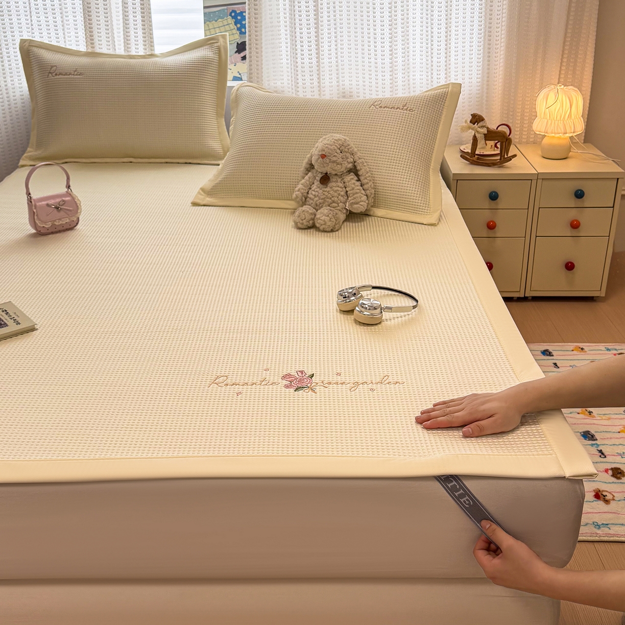 91家纺网 家纺一手货源 找家纺 （总）蓝邻家纺 2026春夏新款PE提花刺绣凉席席子系列-场景一