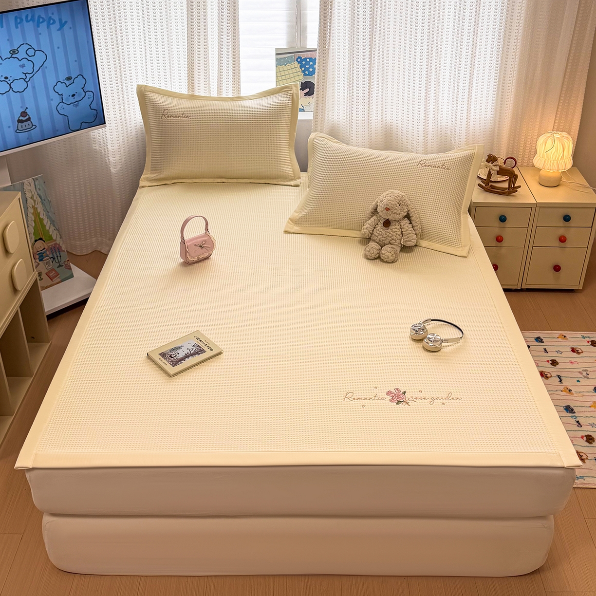 91家纺网 家纺一手货源 找家纺 （总）蓝邻家纺 2026春夏新款PE提花刺绣凉席席子系列-场景一