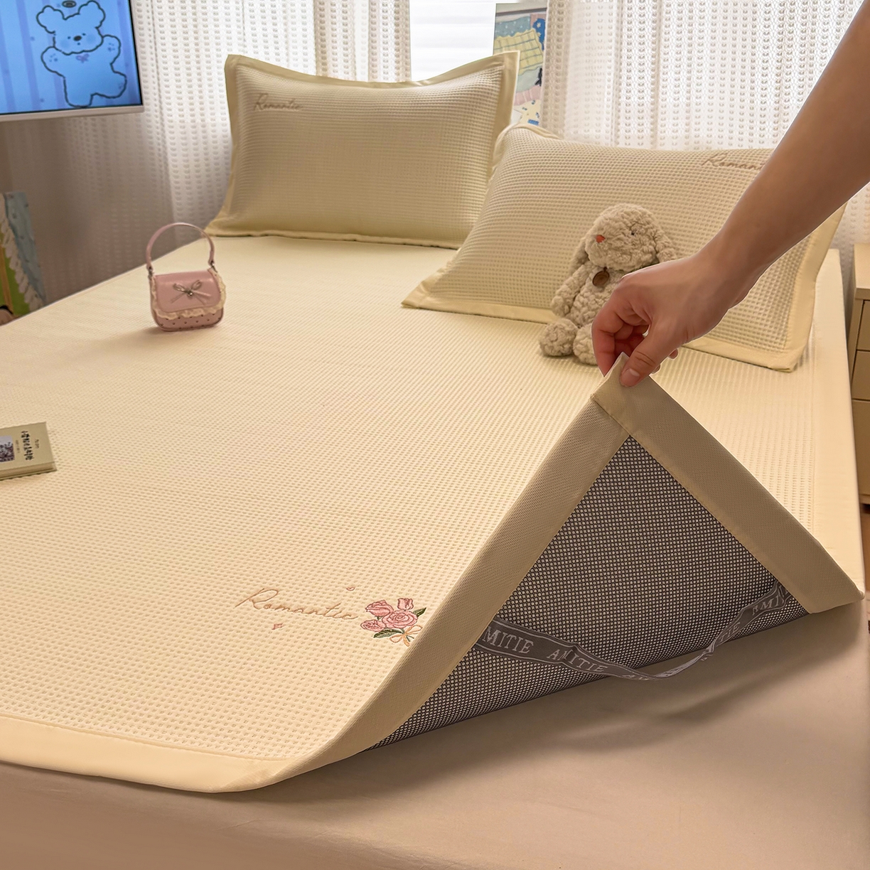 91家纺网 家纺一手货源 找家纺 （总）蓝邻家纺 2026春夏新款PE提花刺绣凉席席子系列-场景一