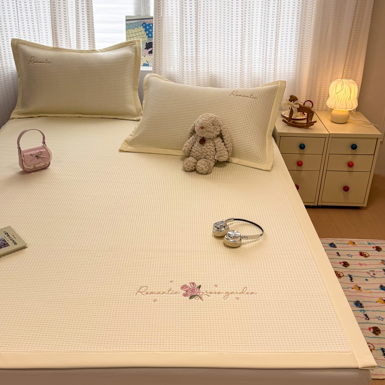 91家纺网 家纺一手货源 找家纺 （总）蓝邻家纺 2026春夏新款PE提花刺绣凉席席子系列-场景一