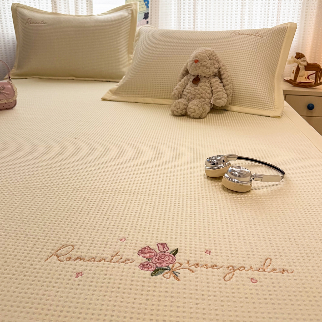 91家纺网 家纺一手货源 找家纺 （总）蓝邻家纺 2026春夏新款PE提花刺绣凉席席子系列-场景一