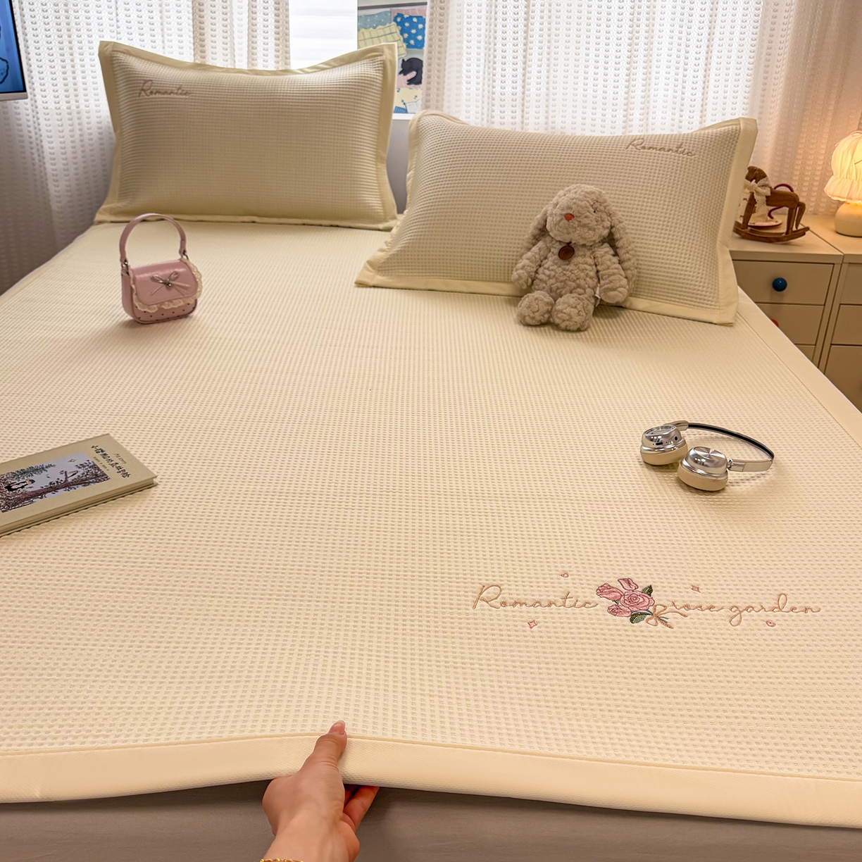 91家纺网 家纺一手货源 找家纺 （总）蓝邻家纺 2026春夏新款PE提花刺绣凉席席子系列-场景一