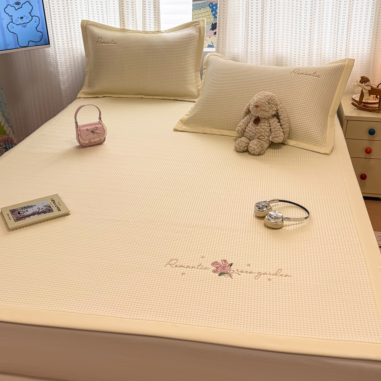 91家纺网 家纺一手货源 找家纺 蓝邻家纺 2026春夏新款全棉纯棉双层纱织带款床盖-场景一 床盖-暖阳绿意