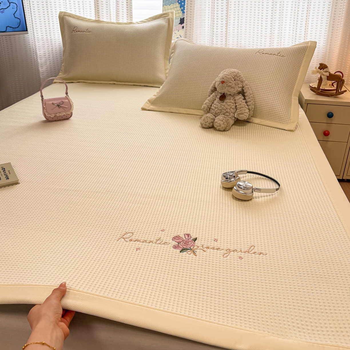 91家纺网 家纺一手货源 找家纺 （总）蓝邻家纺 2026春夏新款PE提花刺绣凉席席子系列-场景一