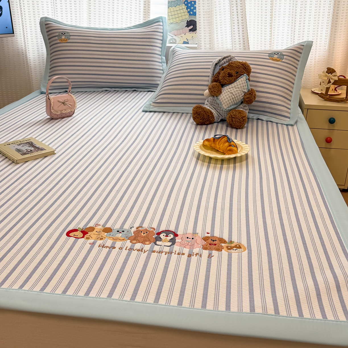 91家纺网 家纺一手货源 找家纺 （总）蓝邻家纺 2026春夏新款PE提花刺绣凉席席子系列-场景一