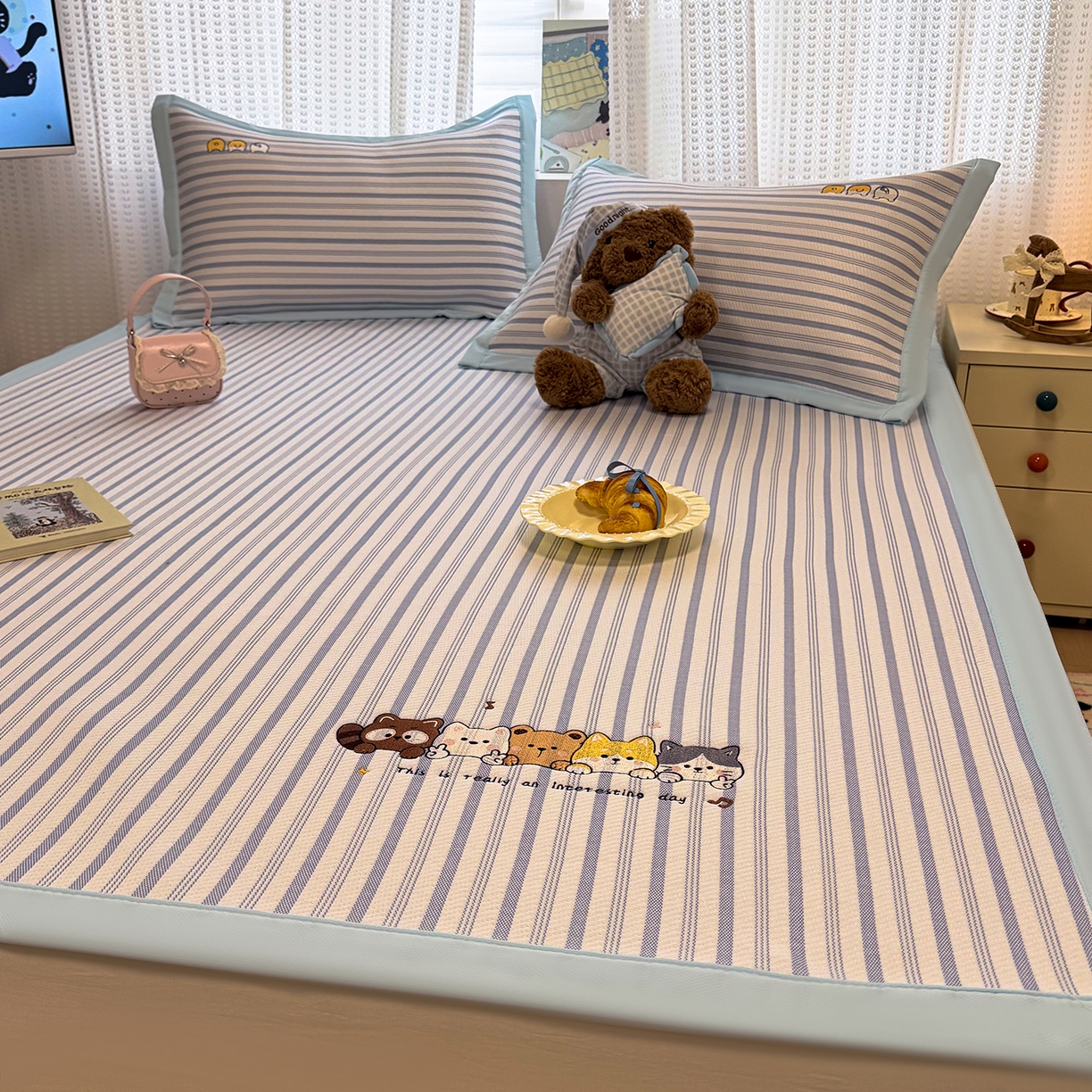 91家纺网 家纺一手货源 找家纺 （总）蓝邻家纺 2026春夏新款PE提花刺绣凉席席子系列-场景一