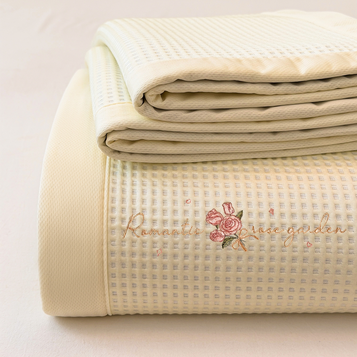 91家纺网 家纺一手货源 找家纺 （总）蓝邻家纺 2026春夏新款PE提花刺绣凉席席子系列-场景一