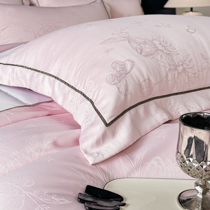 91家纺网 家纺一手货源 找家纺 （总）韩秀家纺 2026新款A类亮丝提花立体浮雕贡缎臻棉床裙四件套