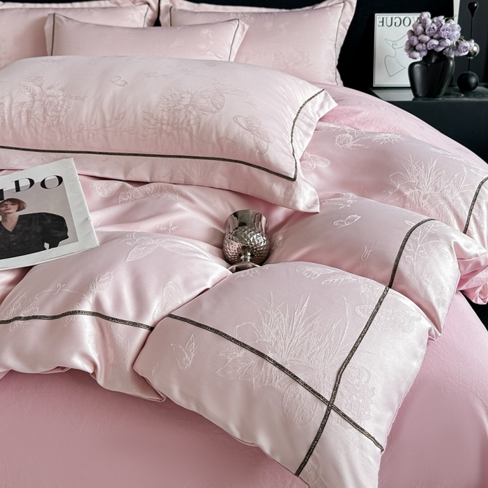 91家纺网 家纺一手货源 找家纺 （总）韩秀家纺 2026新款A类亮丝提花立体浮雕贡缎臻棉床裙四件套