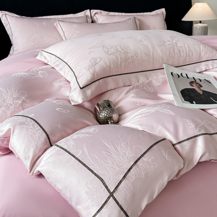 91家纺网 家纺一手货源 找家纺 韩秀家纺 2026新款A类亮丝提花立体浮雕贡缎臻棉床裙四件套 云缎雅颂-樱花粉