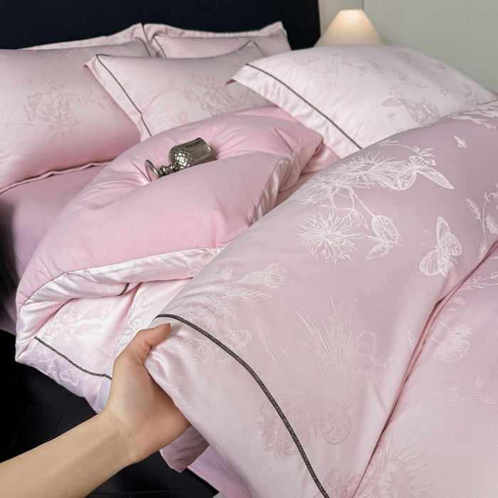 91家纺网 家纺一手货源 找家纺 （总）韩秀家纺 2026新款A类亮丝提花立体浮雕贡缎臻棉床裙四件套