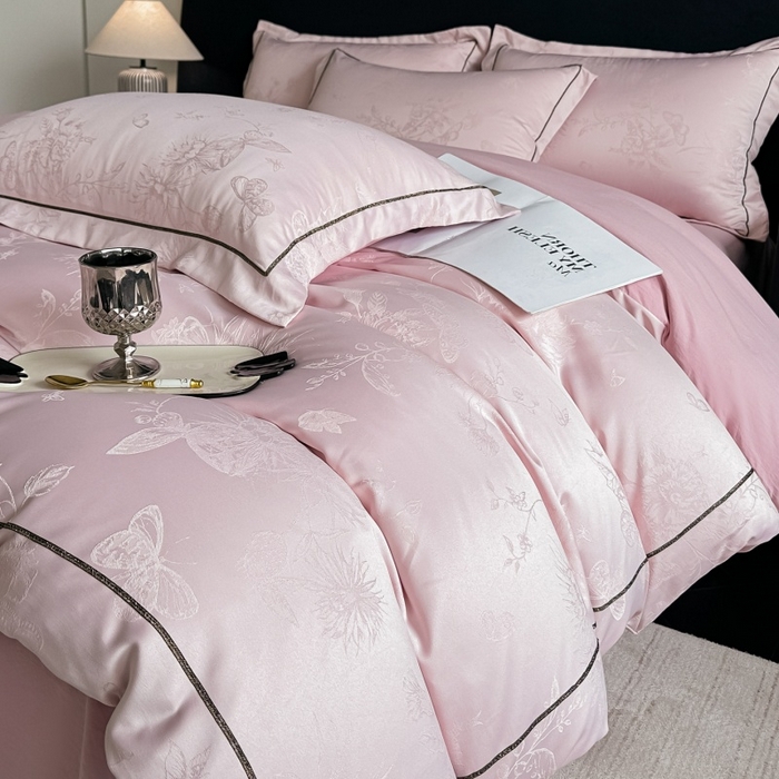 91家纺网 家纺一手货源 找家纺 韩秀家纺 2026新款A类亮丝提花立体浮雕贡缎臻棉床裙四件套 云缎雅颂-樱花粉