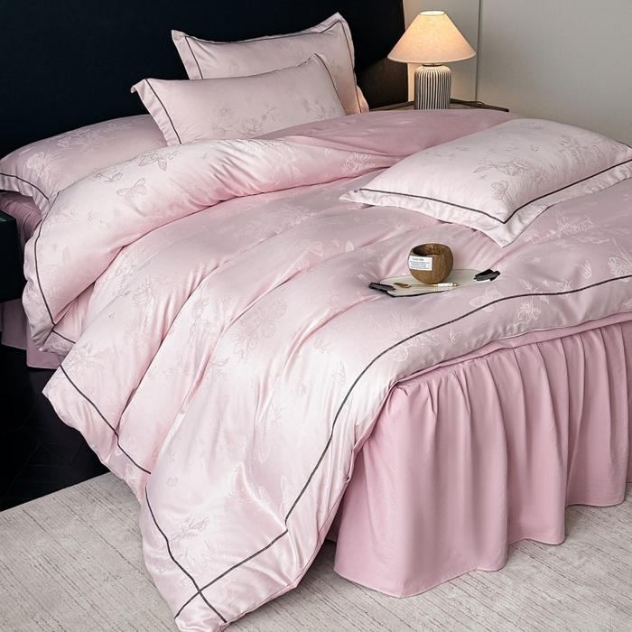 91家纺网 家纺一手货源 找家纺 韩秀家纺 2026新款A类亮丝提花立体浮雕贡缎臻棉床裙四件套 云缎雅颂-樱花粉