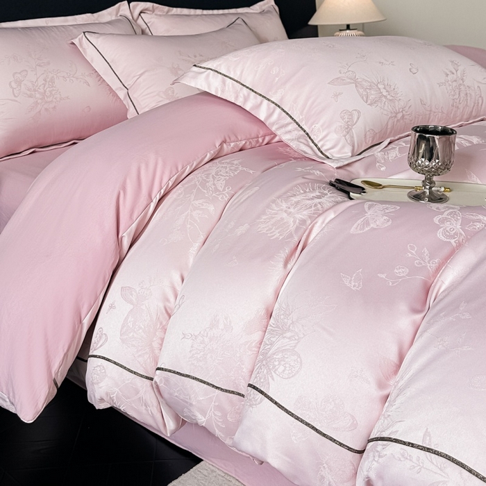 91家纺网 家纺一手货源 找家纺 韩秀家纺 2026新款A类亮丝提花立体浮雕贡缎臻棉床裙四件套 云缎雅颂-樱花粉