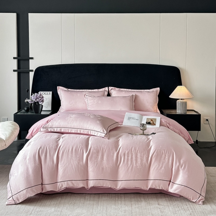 91家纺网 家纺一手货源 找家纺 韩秀家纺 2026新款A类亮丝提花立体浮雕贡缎臻棉床裙四件套 云缎雅颂-樱花粉