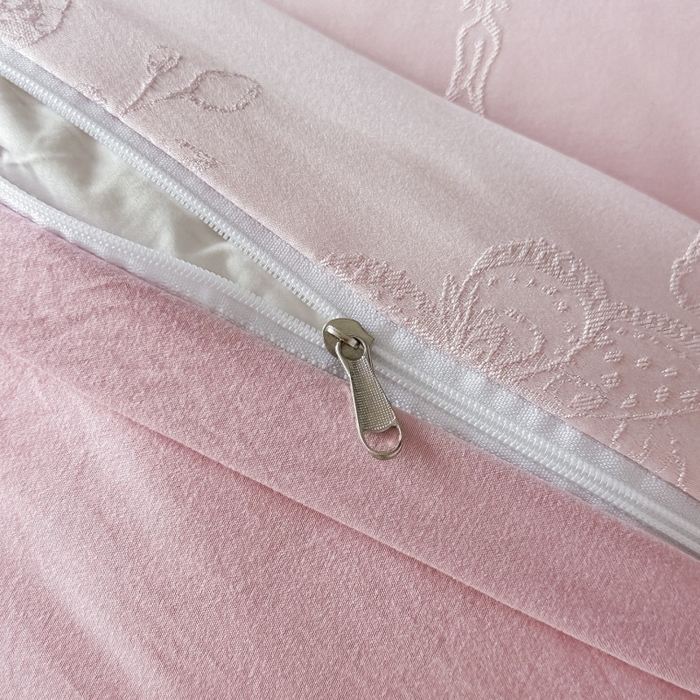 91家纺网 家纺一手货源 找家纺 韩秀家纺 2026新款A类亮丝提花立体浮雕贡缎臻棉床裙四件套 云缎雅颂-樱花粉