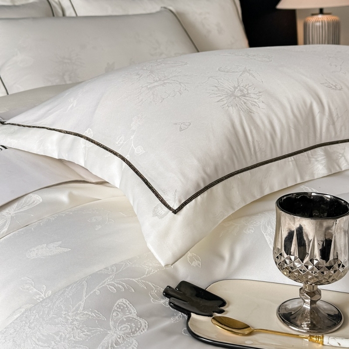 91家纺网 家纺一手货源 找家纺 韩秀家纺 2026新款A类亮丝提花立体浮雕贡缎臻棉床裙四件套 云缎雅颂-米