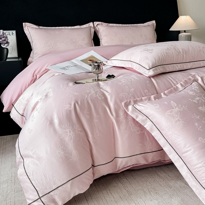 91家纺网 家纺一手货源 找家纺 韩秀家纺 2026新款A类亮丝提花立体浮雕贡缎臻棉床裙四件套 云缎雅颂-樱花粉