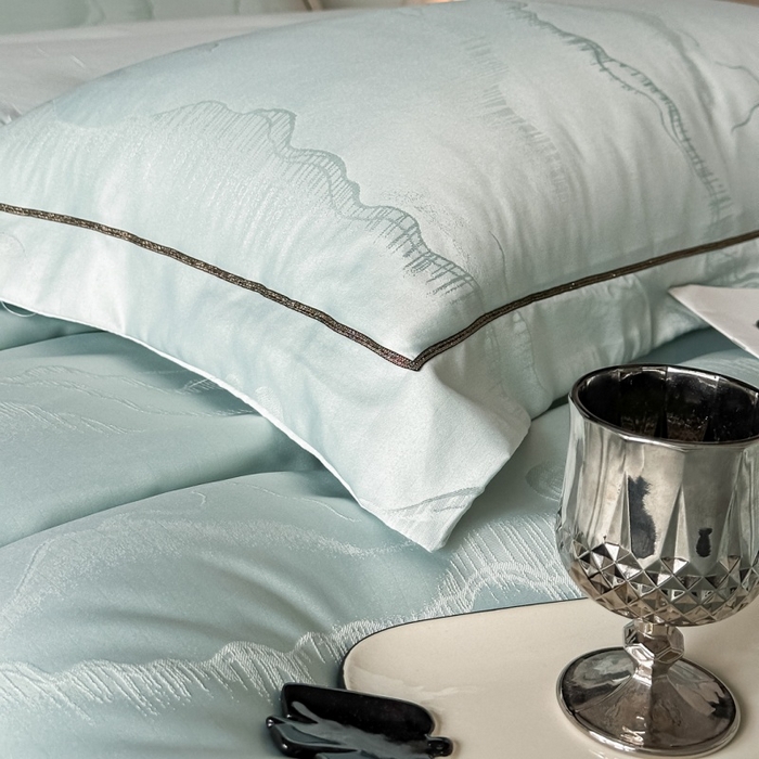 91家纺网 家纺一手货源 找家纺 韩秀家纺 2026新款A类亮丝提花立体浮雕贡缎臻棉床裙四件套 云缎雅颂-清新绿