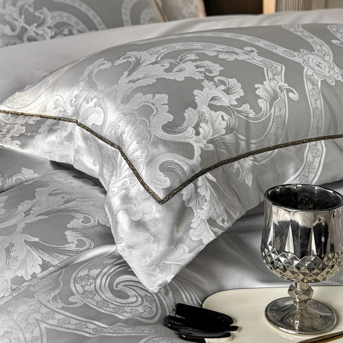 91家纺网 家纺一手货源 找家纺 韩秀家纺 2026新款A类亮丝提花立体浮雕贡缎臻棉床裙四件套 云缎雅颂-灰