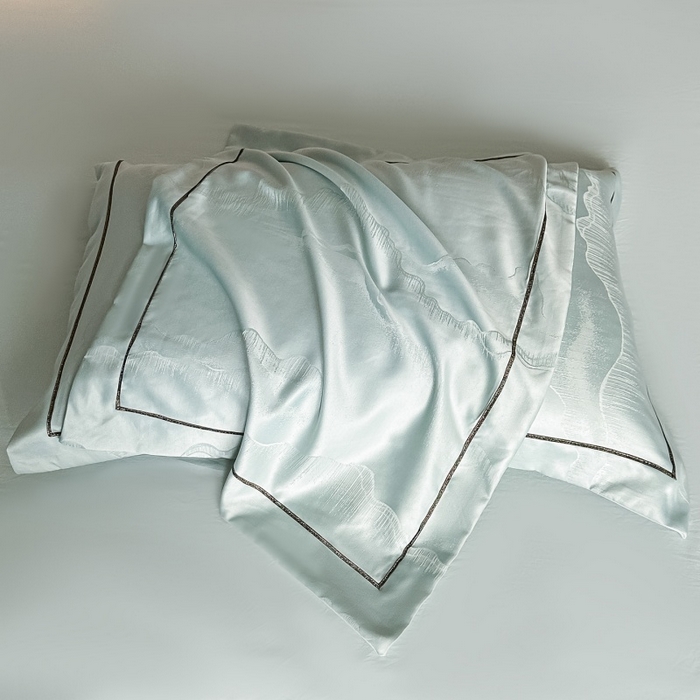 91家纺网 家纺一手货源 找家纺 韩秀家纺 2026新款A类亮丝提花立体浮雕贡缎臻棉床裙四件套 云缎雅颂-清新绿