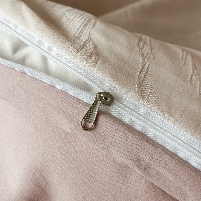 91家纺网 家纺一手货源 找家纺 韩秀家纺 2026新款A类亮丝提花立体浮雕贡缎臻棉床裙四件套 云缎雅颂-香槟色