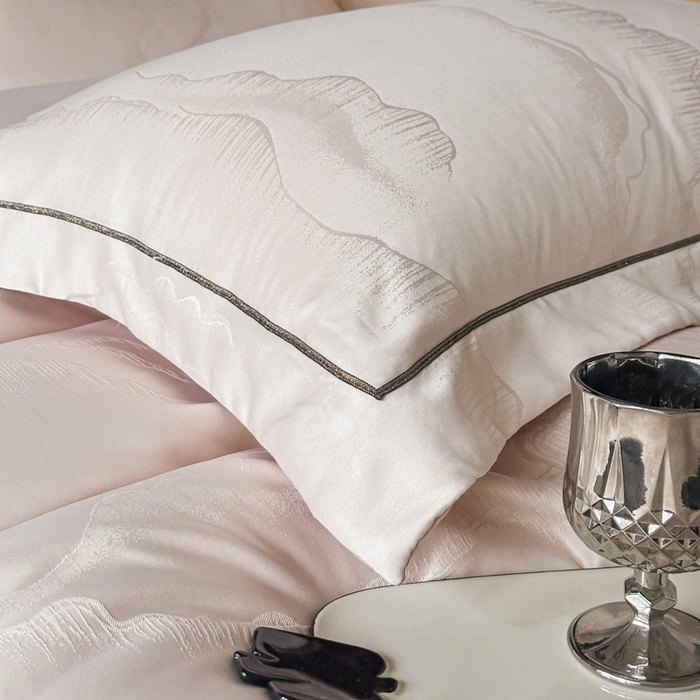 91家纺网 家纺一手货源 找家纺 韩秀家纺 2026新款A类亮丝提花立体浮雕贡缎臻棉床裙四件套 云缎雅颂-香槟色