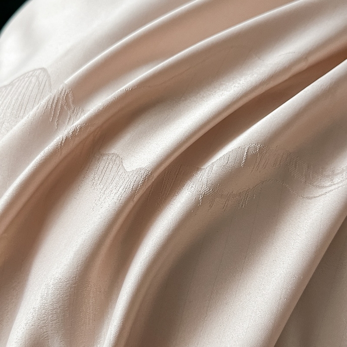 91家纺网 家纺一手货源 找家纺 韩秀家纺 2026新款A类亮丝提花立体浮雕贡缎臻棉床裙四件套 云缎雅颂-香槟色