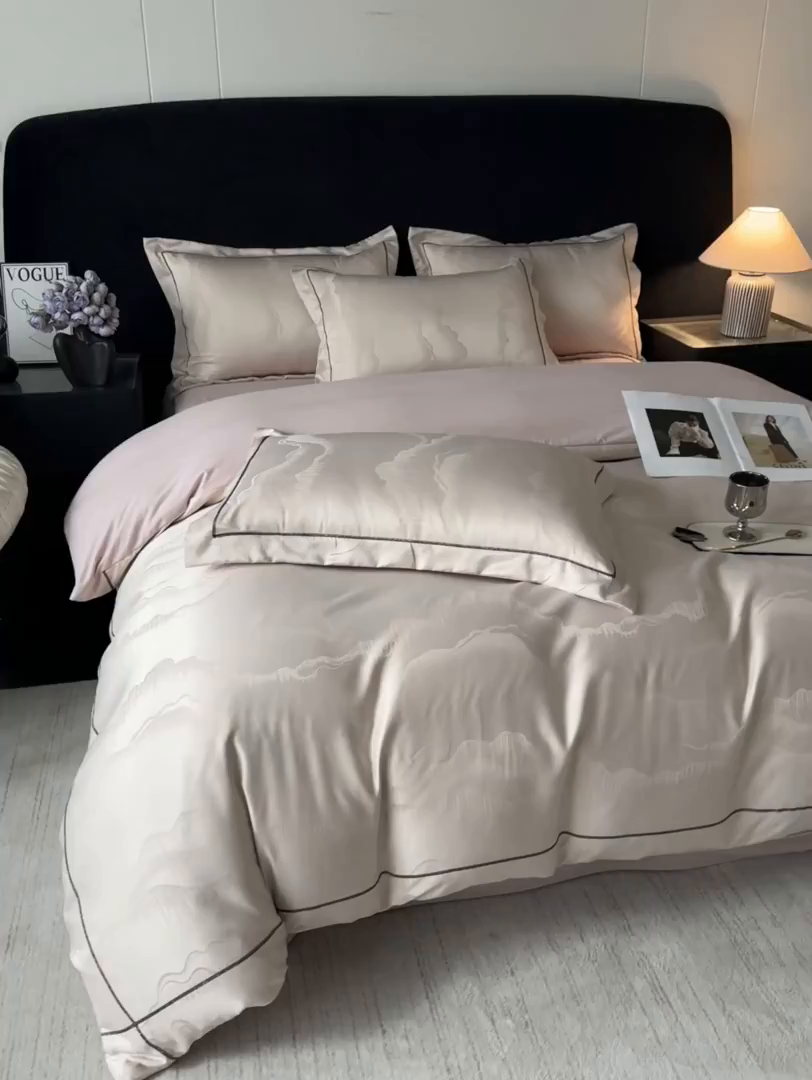 91家纺网 家纺一手货源 找家纺 韩秀家纺 2026新款A类亮丝提花立体浮雕贡缎臻棉床裙四件套 云缎雅颂-香槟色