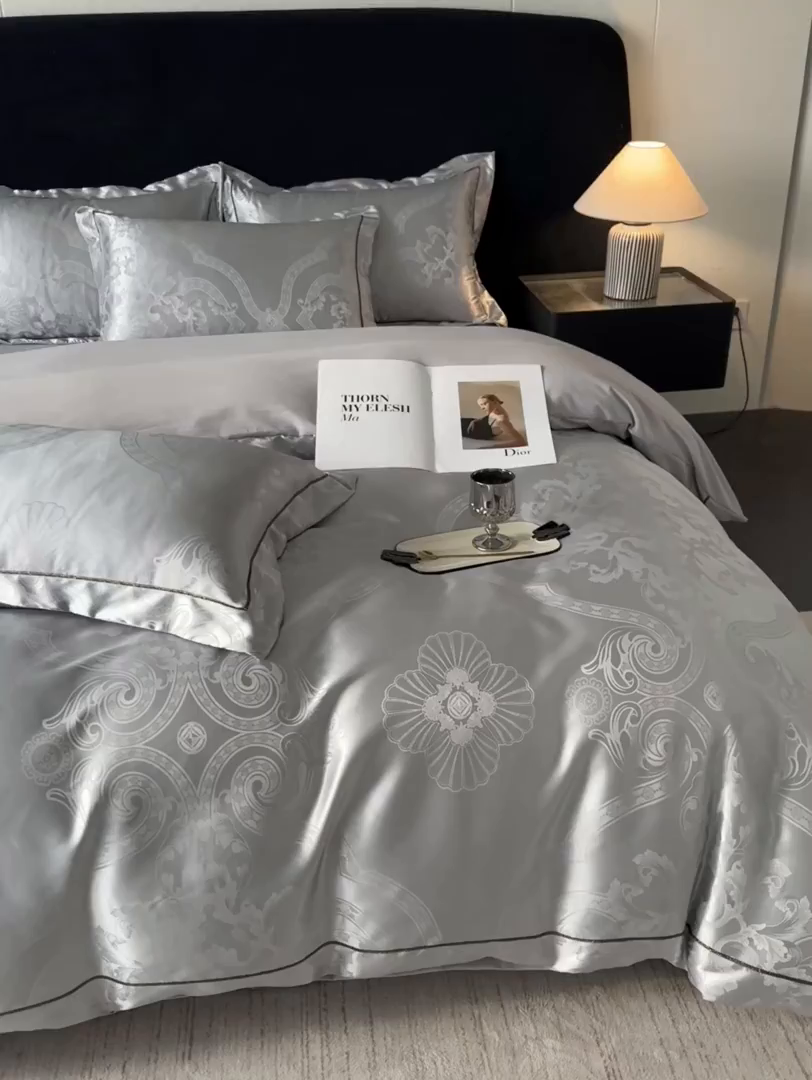 91家纺网 家纺一手货源 找家纺 韩秀家纺 2026新款A类亮丝提花立体浮雕贡缎臻棉床裙四件套 云缎雅颂-灰