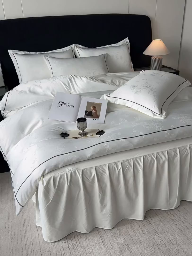 91家纺网 家纺一手货源 找家纺 韩秀家纺 2026新款A类亮丝提花立体浮雕贡缎臻棉床裙四件套 云缎雅颂-米