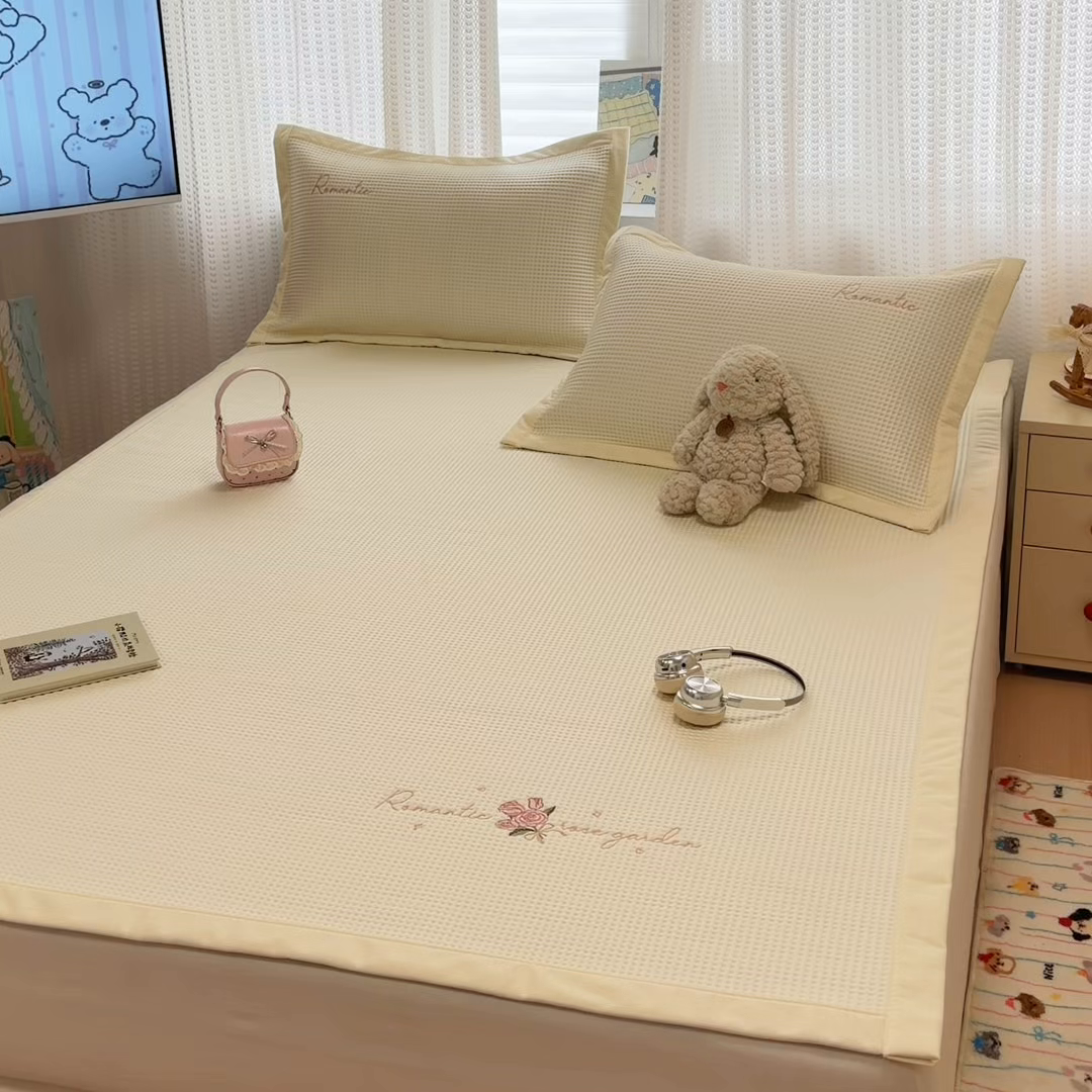 91家纺网 家纺一手货源 找家纺 （总）蓝邻家纺 2026春夏新款PE提花刺绣凉席席子系列-场景一