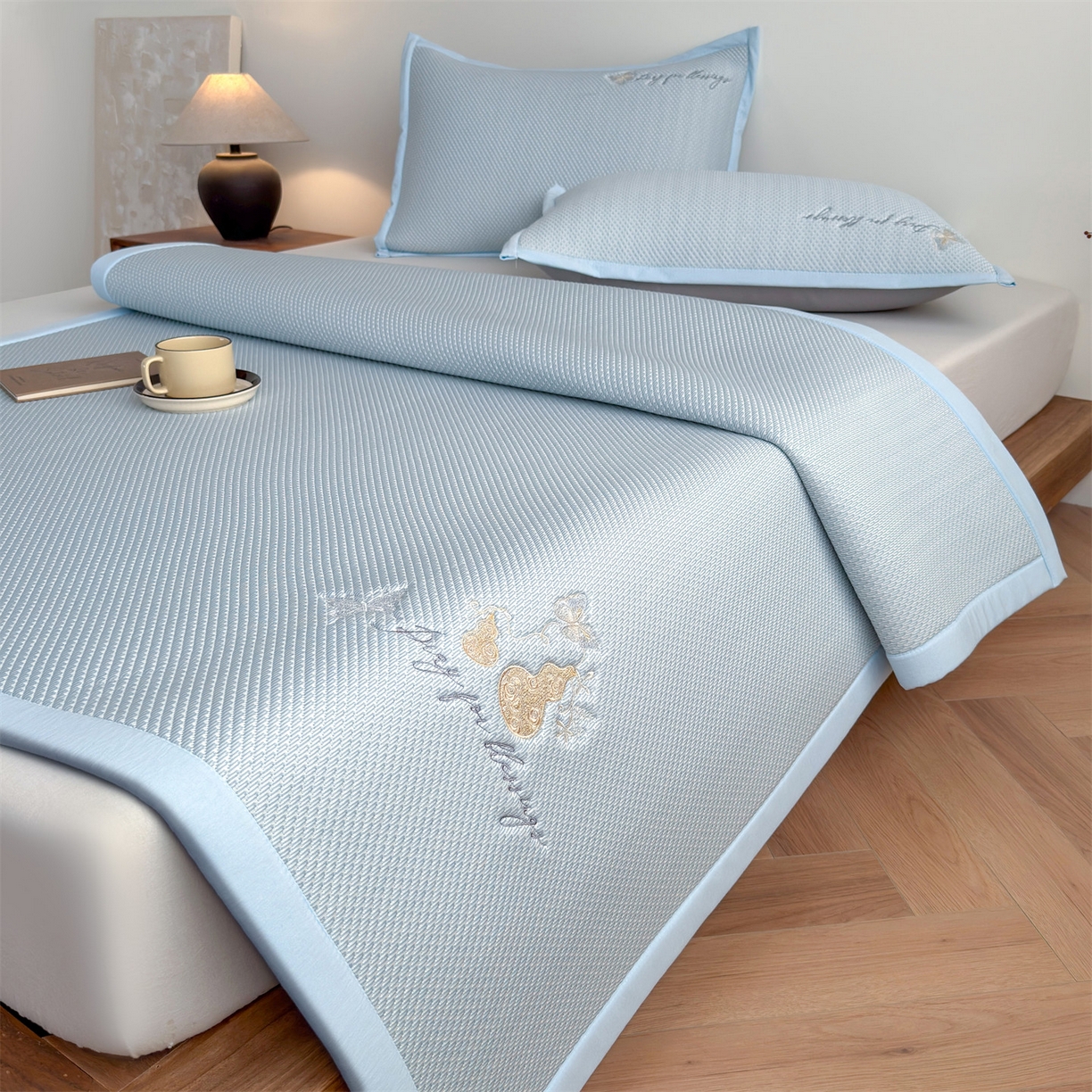 91家纺网 家纺一手货源 找家纺 卡初家居（原微来） 2026春夏新款5A抗菌PE提花凉感席凉席席子-蝶舞福禄系列 蝶舞福禄-蓝（床席款）