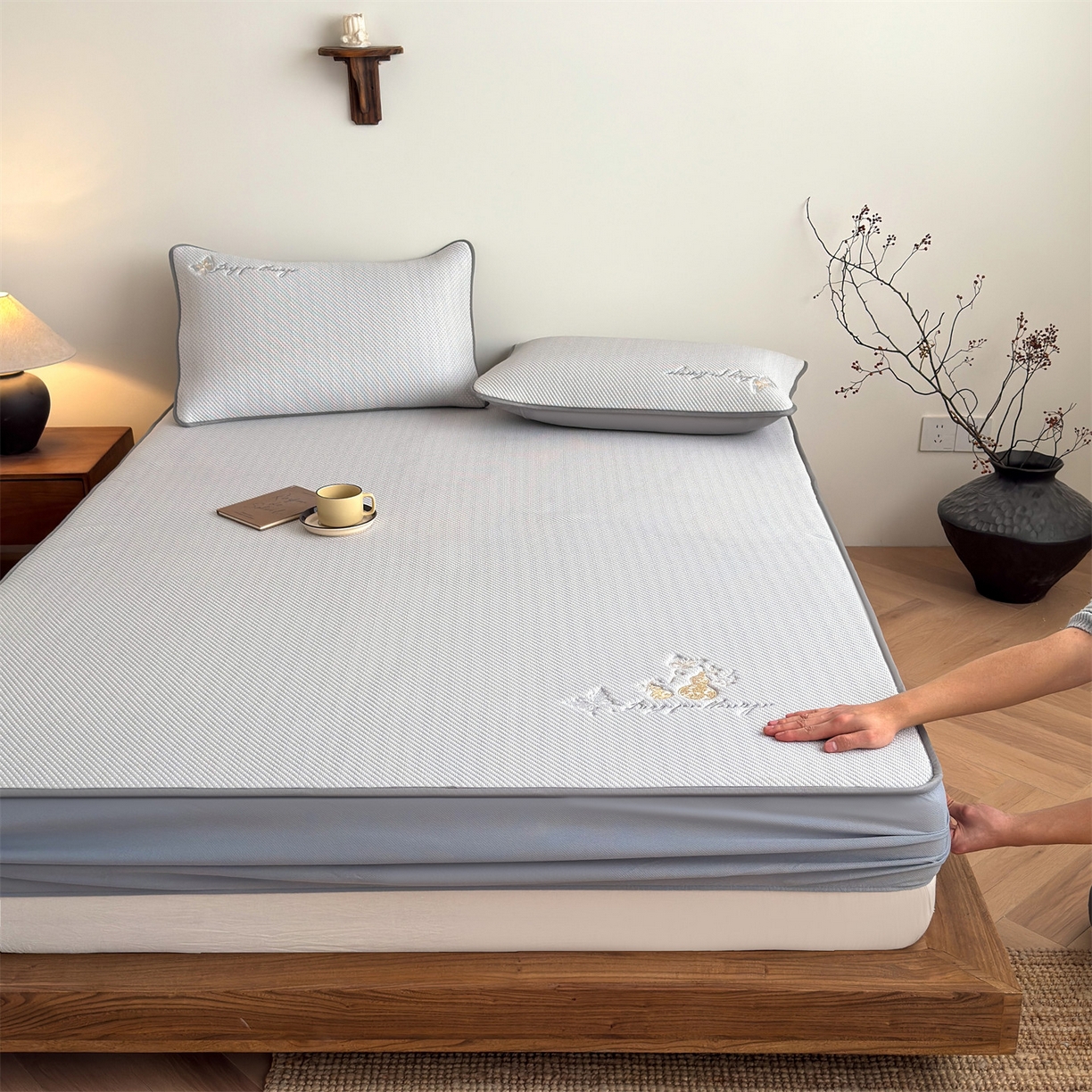 91家纺网 家纺一手货源 找家纺 卡初家居（原微来） 2026春夏新款5A抗菌PE提花凉感席凉席席子-蝶舞福禄系列 蝶舞福禄-灰（床笠款）