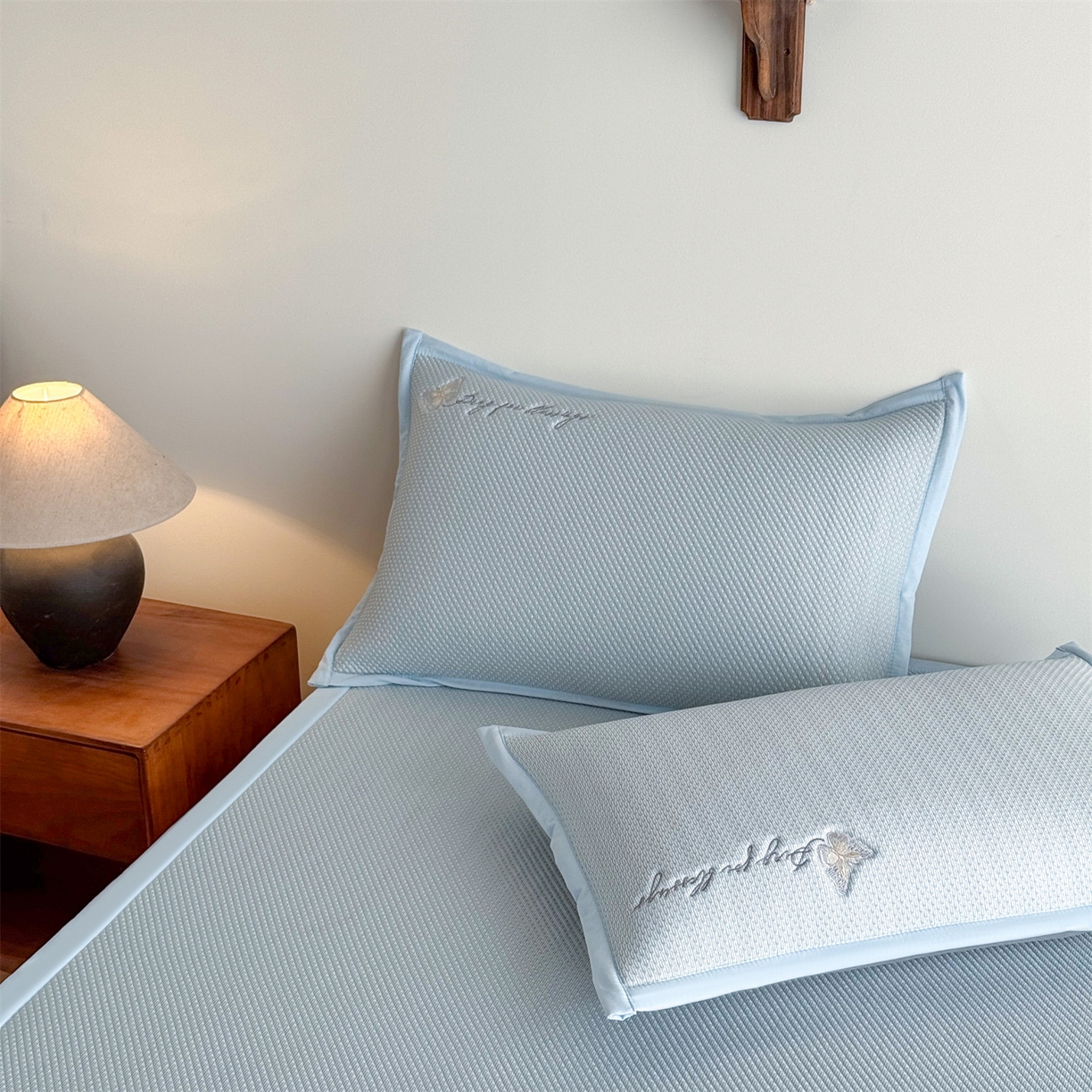 91家纺网 家纺一手货源 找家纺 卡初家居（原微来） 2026春夏新款5A抗菌PE提花凉感席凉席席子-蝶舞福禄系列 蝶舞福禄-蓝（床席款）