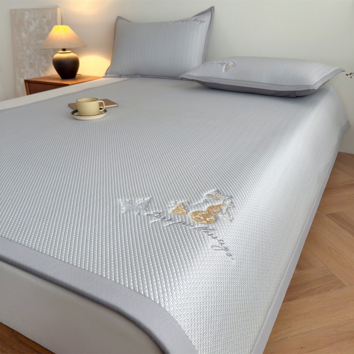 91家纺网 家纺一手货源 找家纺 卡初家居（原微来） 2026春夏新款5A抗菌PE提花凉感席凉席席子-蝶舞福禄系列 蝶舞福禄-灰（床席款）