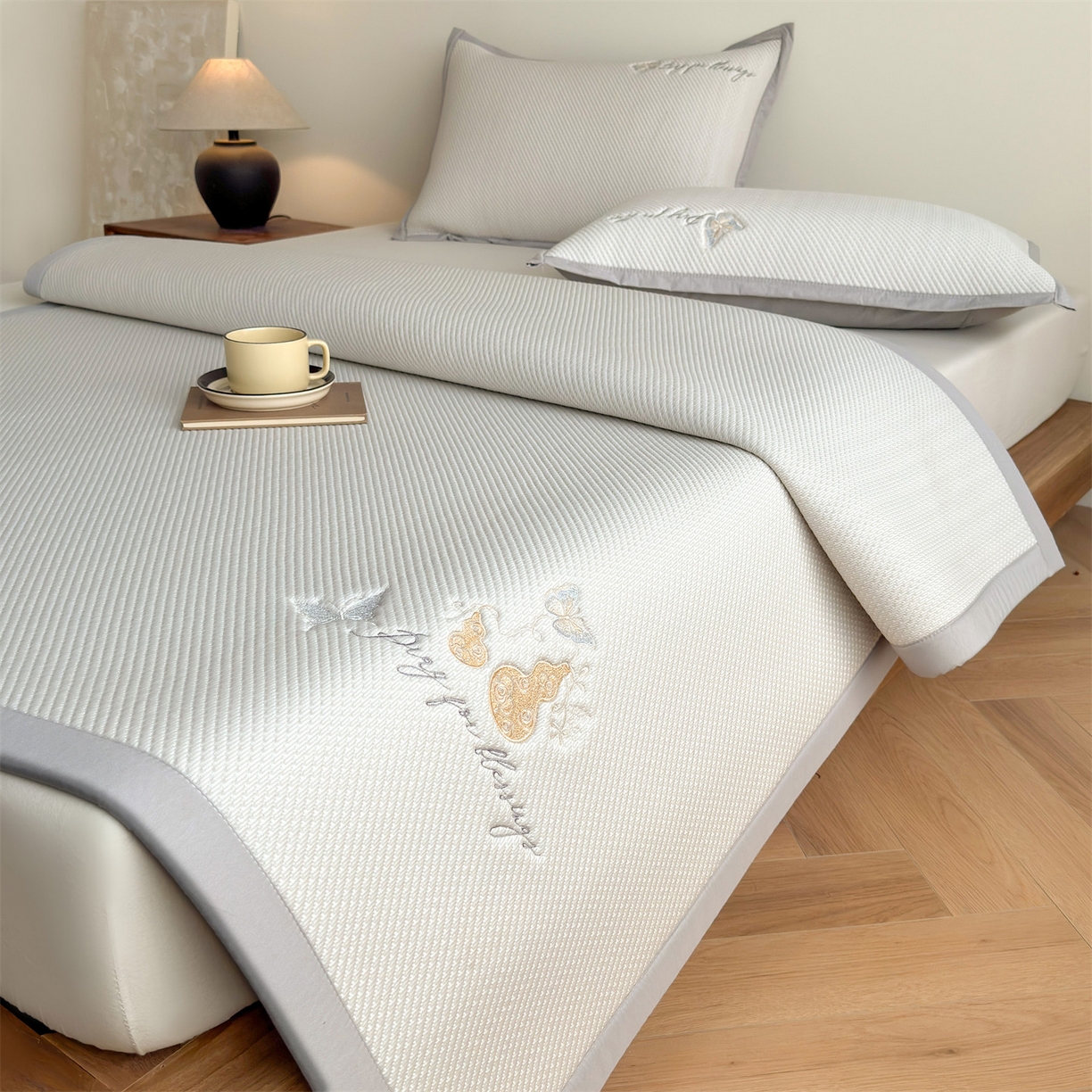 91家纺网 家纺一手货源 找家纺 卡初家居（原微来） 2026春夏新款5A抗菌PE提花凉感席凉席席子-蝶舞福禄系列 蝶舞福禄-咖（床席款）