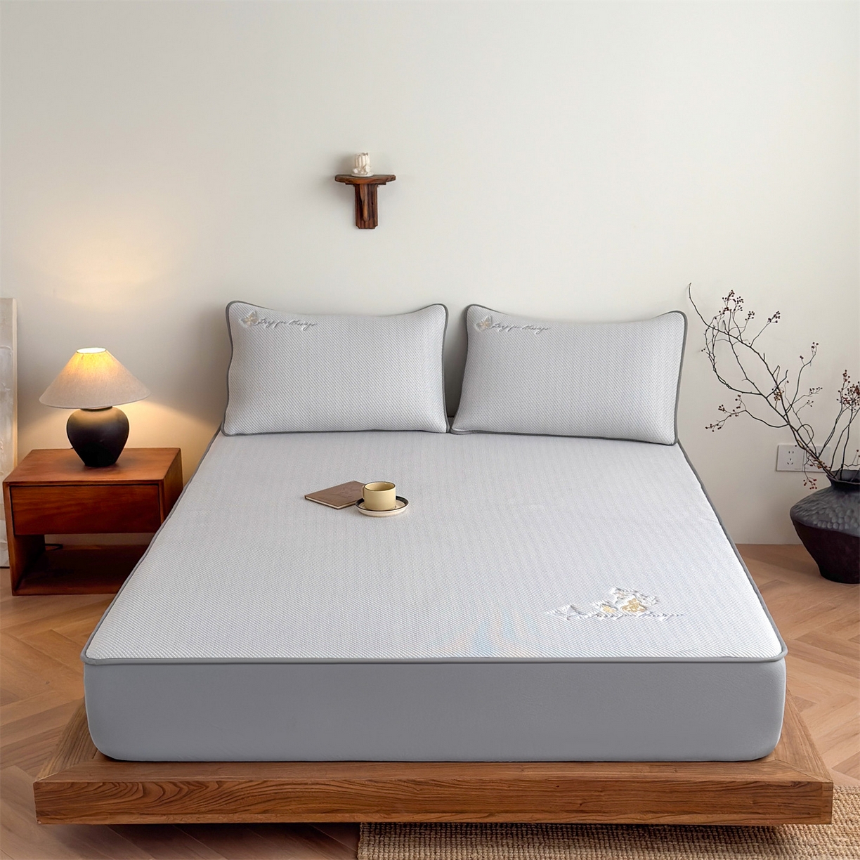 91家纺网 家纺一手货源 找家纺 卡初家居（原微来） 2026春夏新款5A抗菌PE提花凉感席凉席席子-蝶舞福禄系列 蝶舞福禄-灰（床笠款）