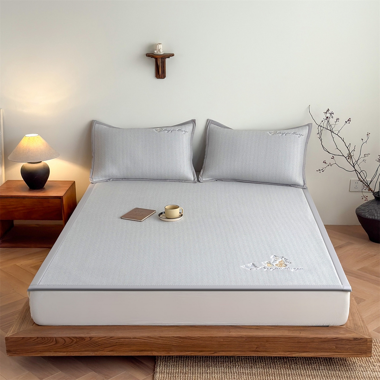 91家纺网 家纺一手货源 找家纺 卡初家居（原微来） 2026春夏新款5A抗菌PE提花凉感席凉席席子-蝶舞福禄系列 蝶舞福禄-灰（床席款）