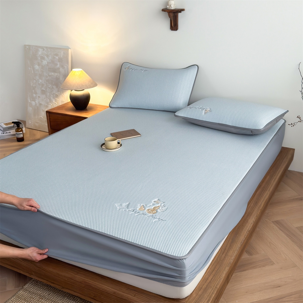 91家纺网 家纺一手货源 找家纺 卡初家居（原微来） 2026春夏新款5A抗菌PE提花凉感席凉席席子-蝶舞福禄系列 蝶舞福禄-蓝（床笠款）