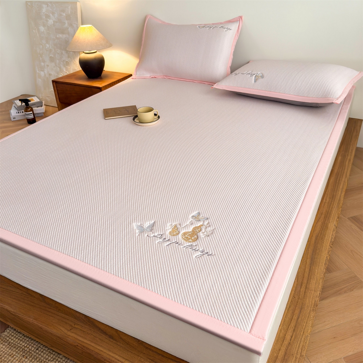 91家纺网 家纺一手货源 找家纺 卡初家居（原微来） 2026春夏新款5A抗菌PE提花凉感席凉席席子-蝶舞福禄系列 蝶舞福禄-粉（床席款）