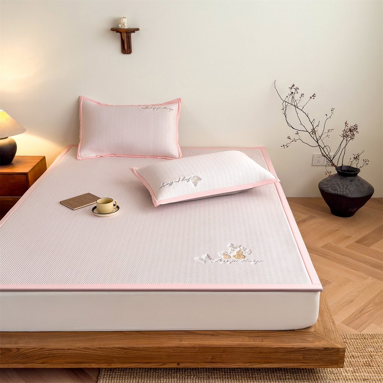 91家纺网 家纺一手货源 找家纺 卡初家居（原微来） 2026春夏新款5A抗菌PE提花凉感席凉席席子-蝶舞福禄系列 蝶舞福禄-粉（床席款）