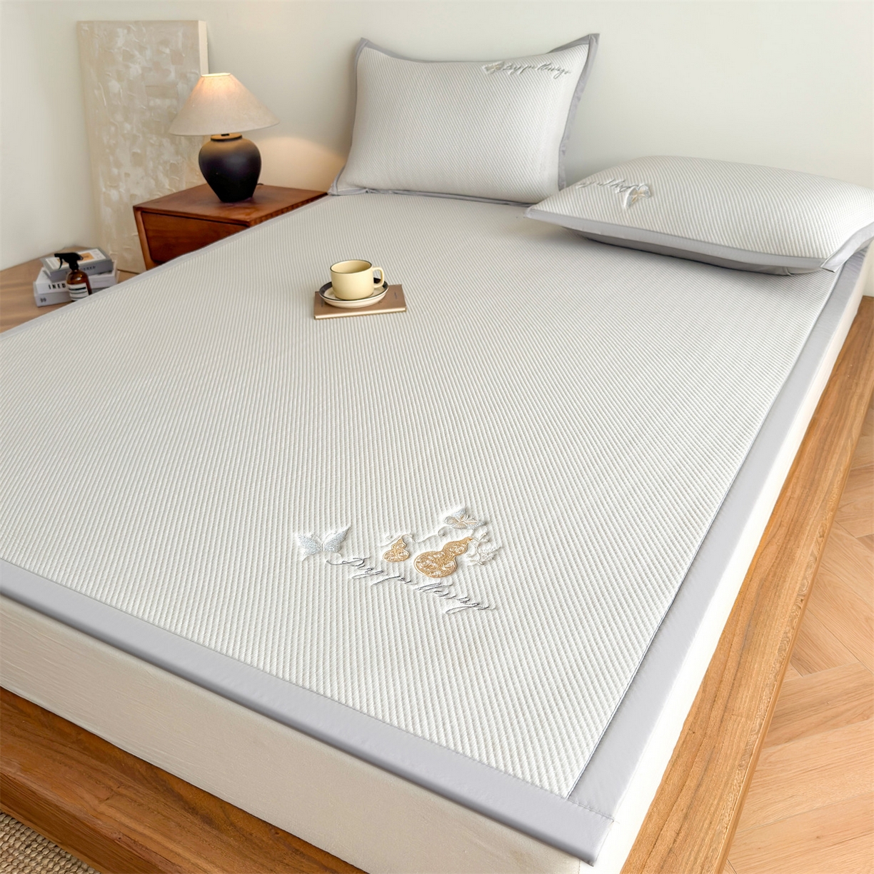 91家纺网 家纺一手货源 找家纺 卡初家居（原微来） 2026春夏新款5A抗菌PE提花凉感席凉席席子-蝶舞福禄系列 蝶舞福禄-咖（床席款）