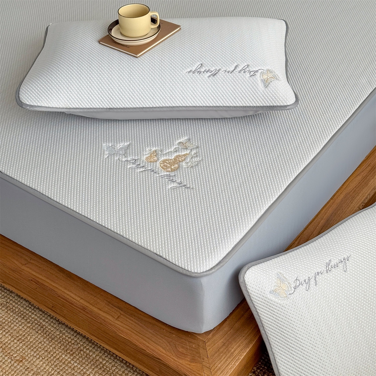 91家纺网 家纺一手货源 找家纺 卡初家居（原微来） 2026春夏新款5A抗菌PE提花凉感席凉席席子-蝶舞福禄系列 蝶舞福禄-灰（床笠款）