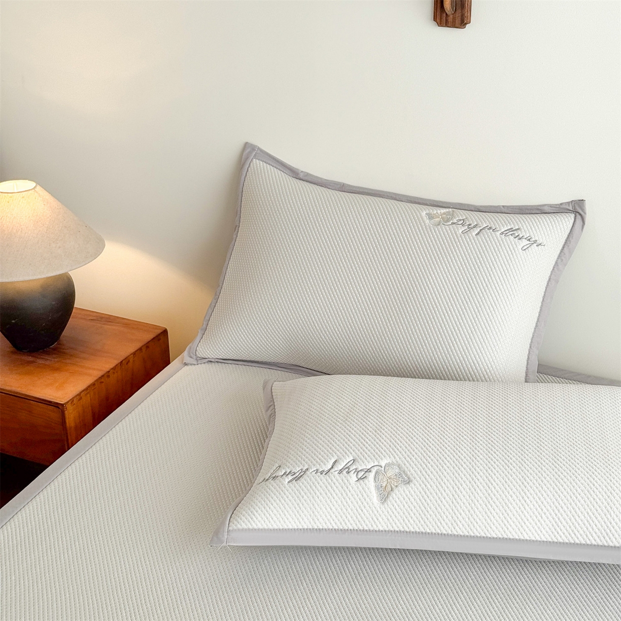 91家纺网 家纺一手货源 找家纺 卡初家居（原微来） 2026春夏新款5A抗菌PE提花凉感席凉席席子-蝶舞福禄系列 蝶舞福禄-咖（床席款）