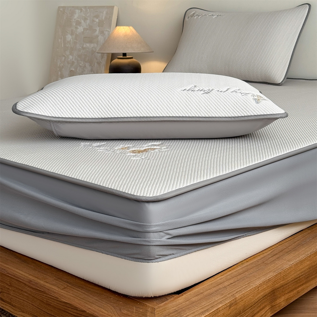 91家纺网 家纺一手货源 找家纺 卡初家居（原微来） 2026春夏新款5A抗菌PE提花凉感席凉席席子-蝶舞福禄系列 蝶舞福禄-咖（床笠款）