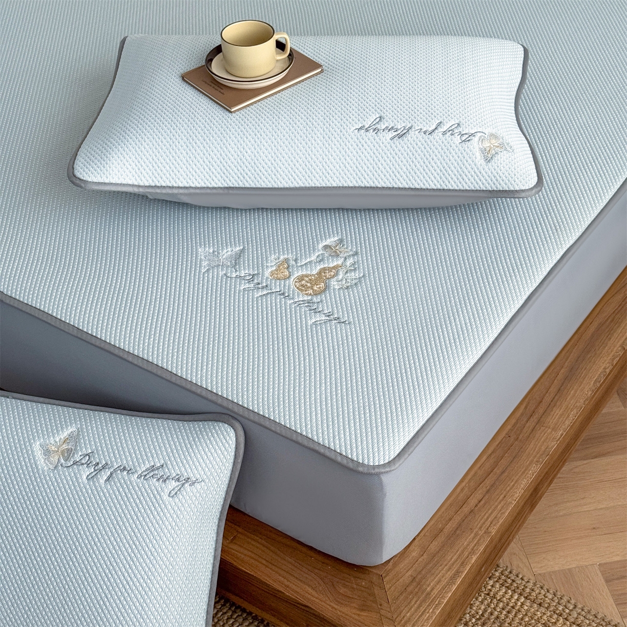 91家纺网 家纺一手货源 找家纺 卡初家居（原微来） 2026春夏新款5A抗菌PE提花凉感席凉席席子-蝶舞福禄系列 蝶舞福禄-蓝（床笠款）