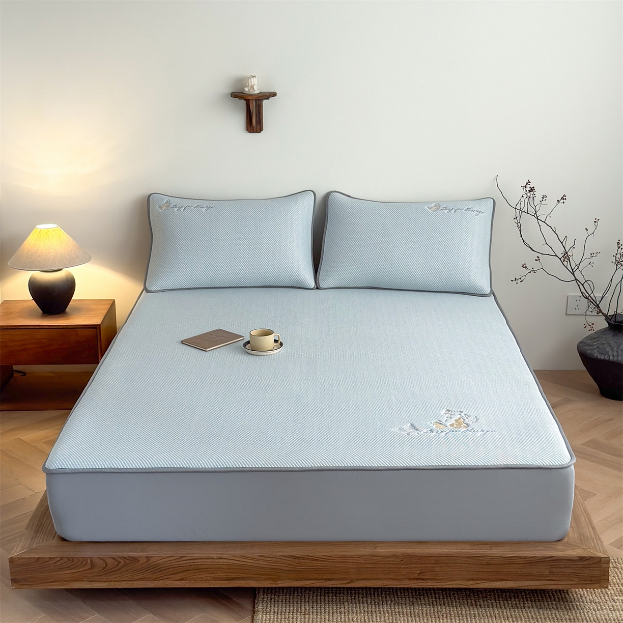 91家纺网 家纺一手货源 找家纺 卡初家居（原微来） 2026春夏新款5A抗菌PE提花凉感席凉席席子-蝶舞福禄系列 蝶舞福禄-蓝（床笠款）